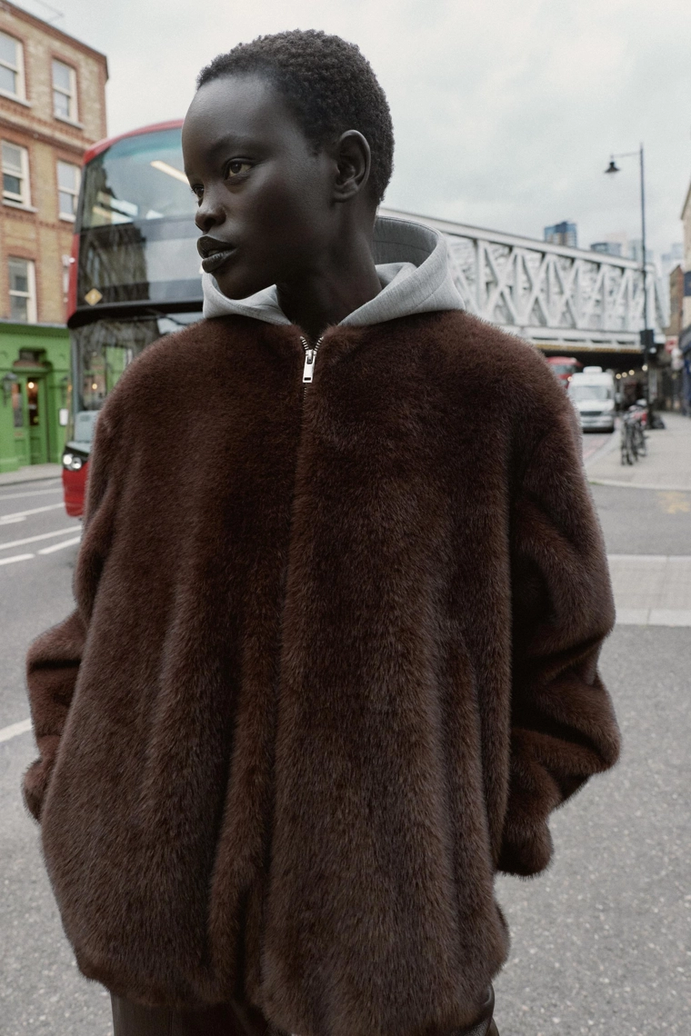 Пальто с капюшоном из искусственного меха