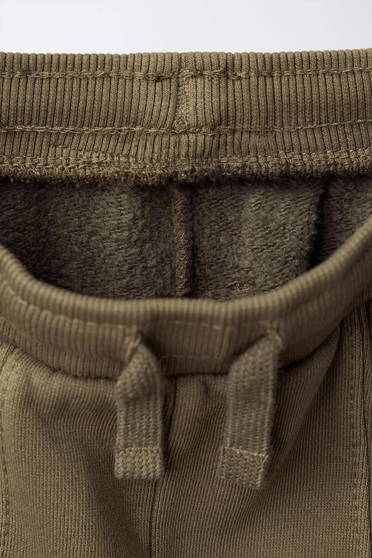 БРЮКИ-ДЖОГГЕРЫ С ДЕКОРАТИВНЫМИ ШВАМИ