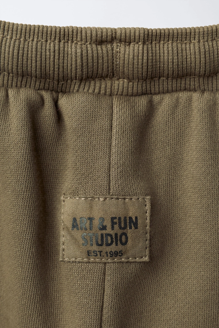 БРЮКИ-ДЖОГГЕРЫ С ДЕКОРАТИВНЫМИ ШВАМИ