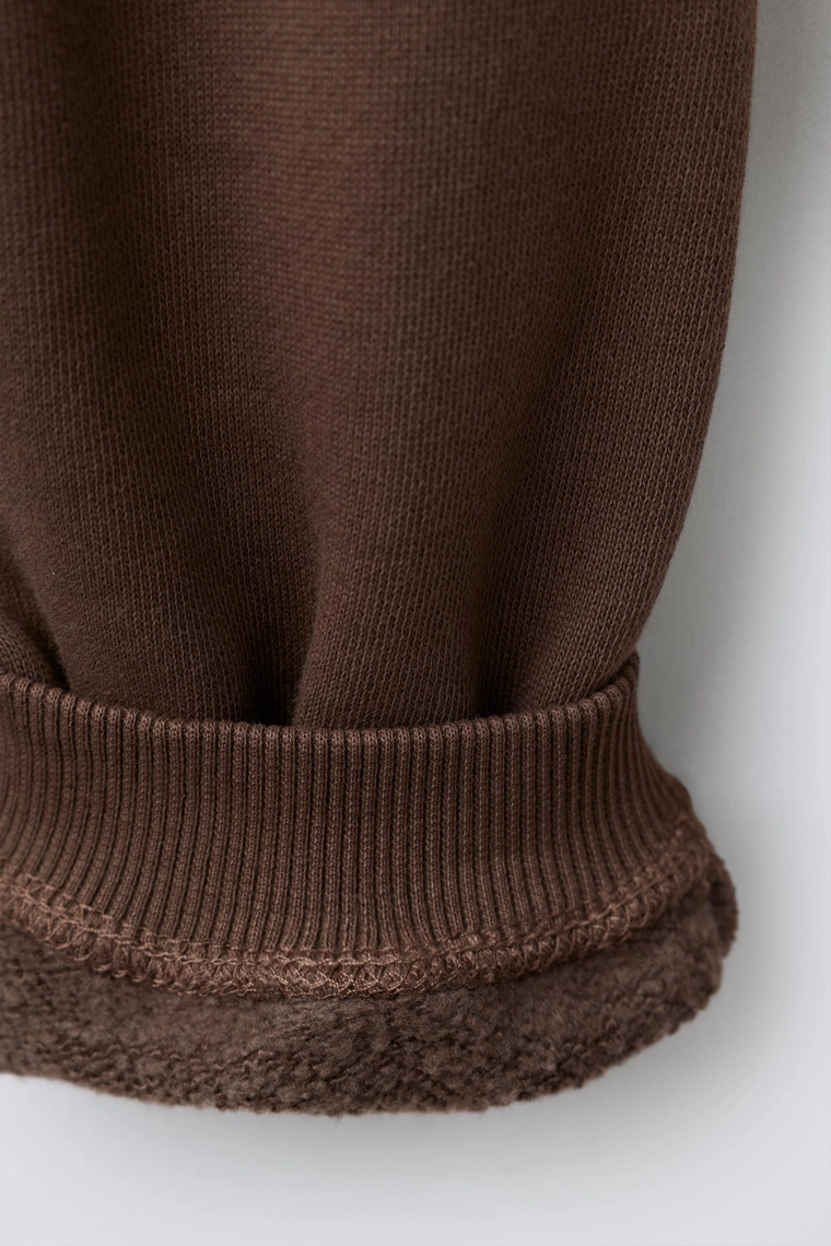 БРЮКИ-ДЖОГГЕРЫ С ДЕКОРАТИВНЫМИ ШВАМИ