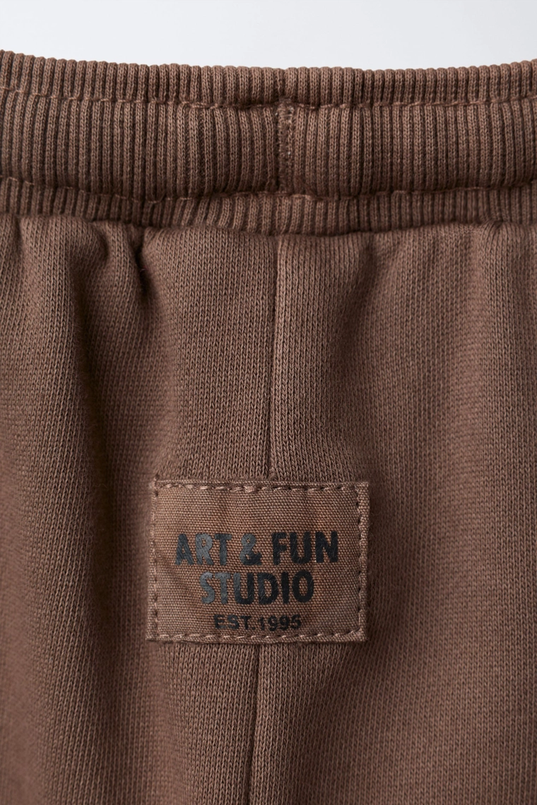 БРЮКИ-ДЖОГГЕРЫ С ДЕКОРАТИВНЫМИ ШВАМИ