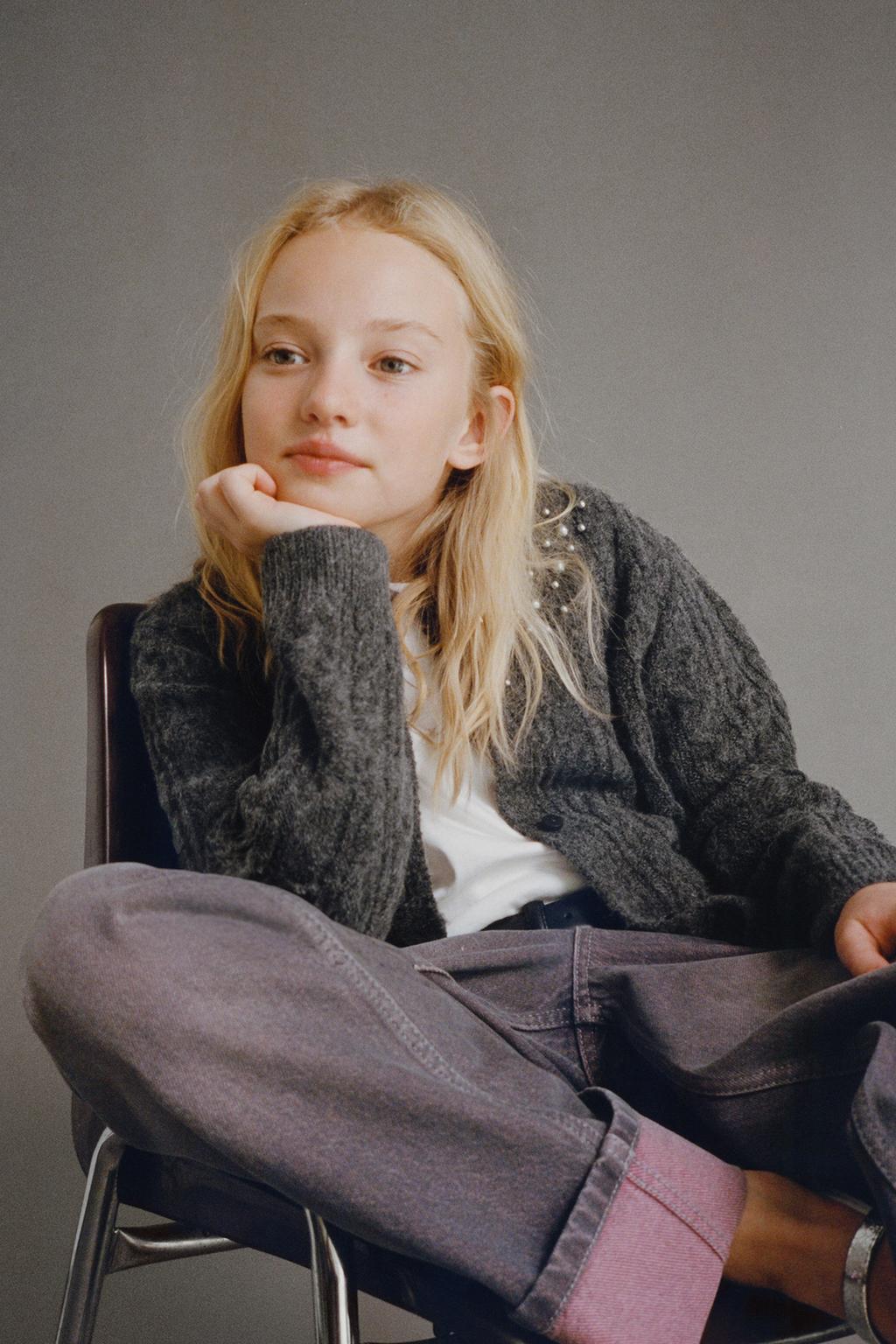 ВЯЗАНЫЙ КАРДИГАН С ЖЕМЧУГОМ И УЗОРОМ «КОСЫ»