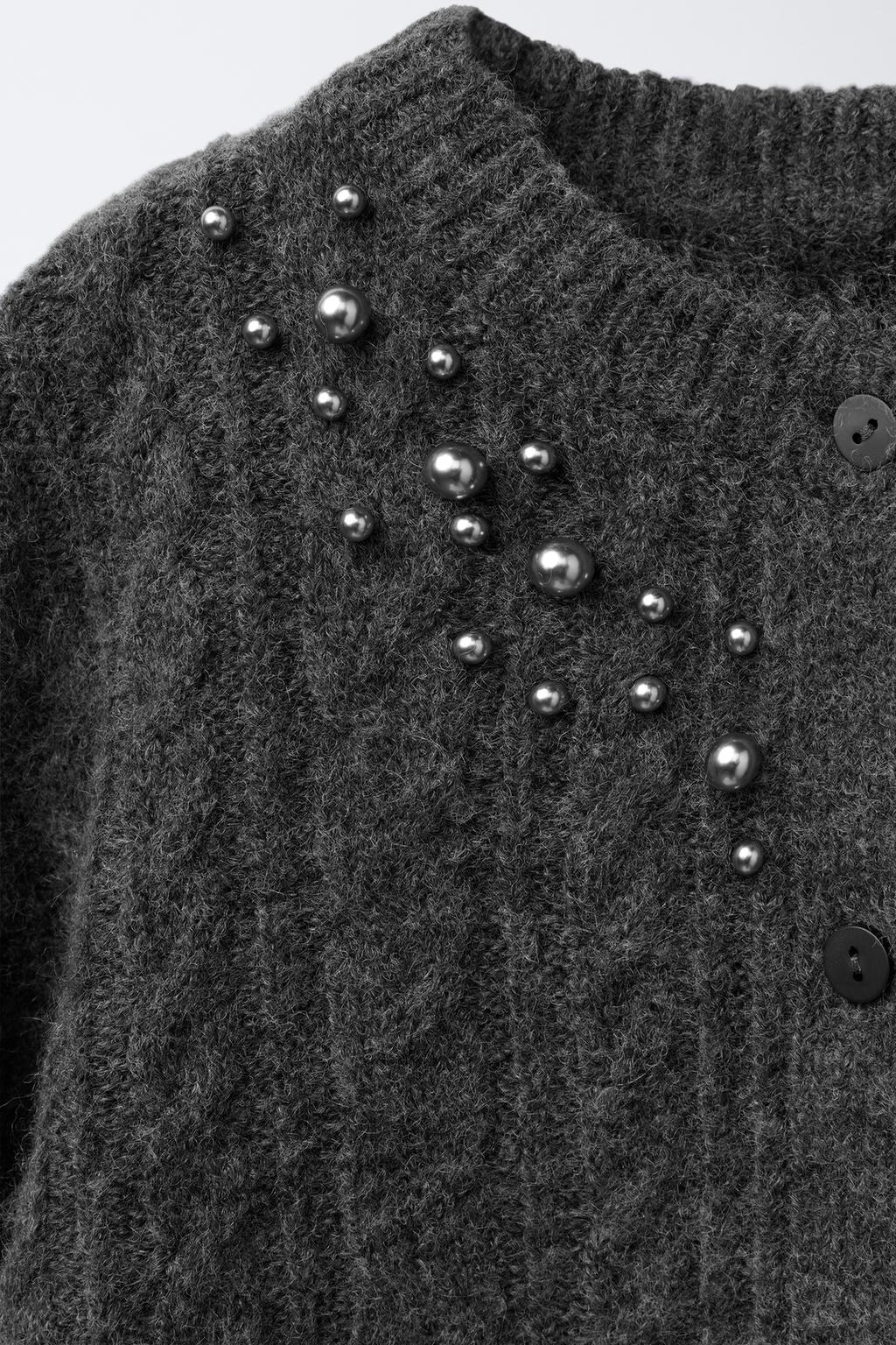 ВЯЗАНЫЙ КАРДИГАН С ЖЕМЧУГОМ И УЗОРОМ «КОСЫ»