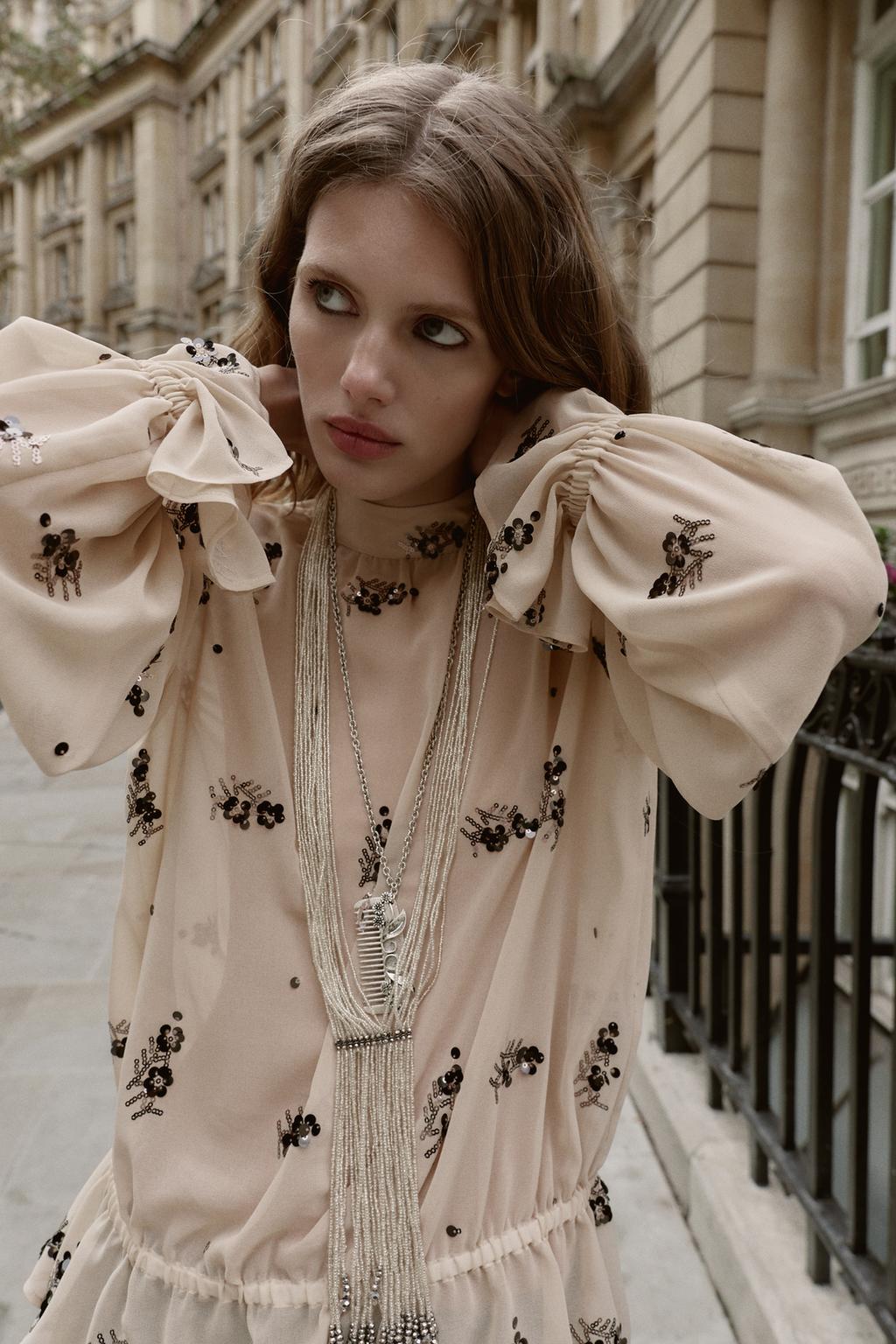 ПОЛУПРОЗРАЧНАЯ БЛУЗА С ПАЙЕТКАМИ