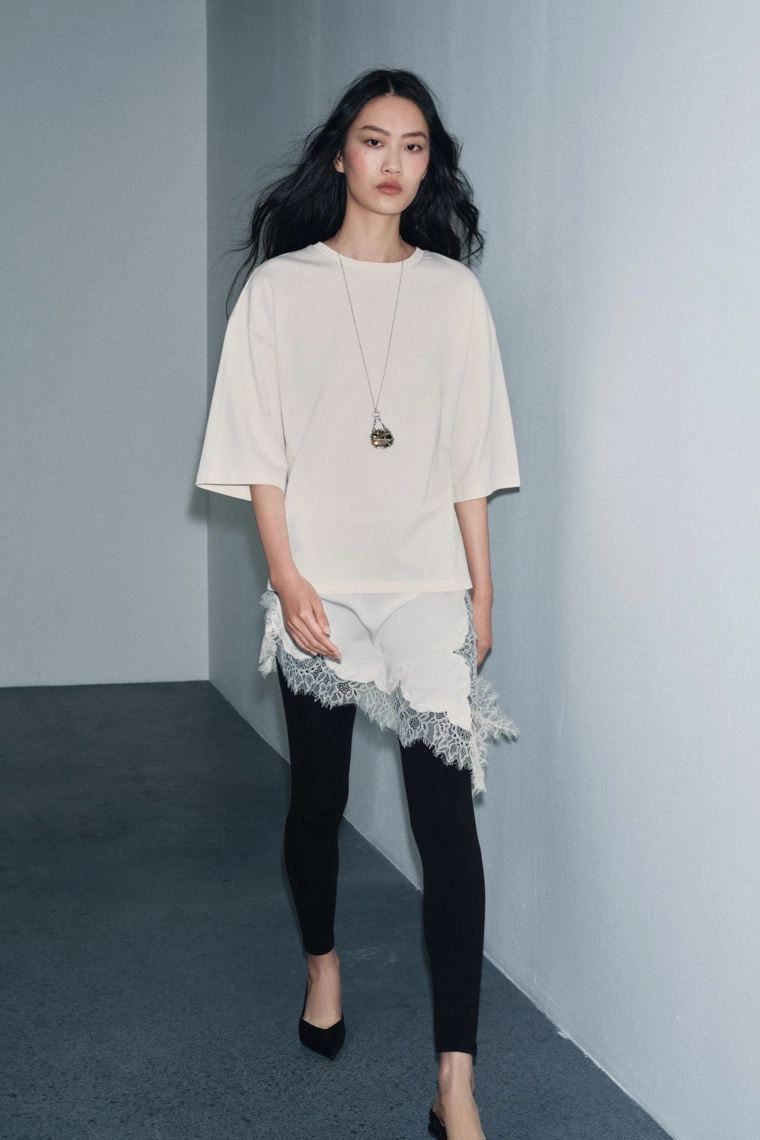 КОМБИНИРОВАННАЯ ФУТБОЛКА С КРУЖЕВОМ