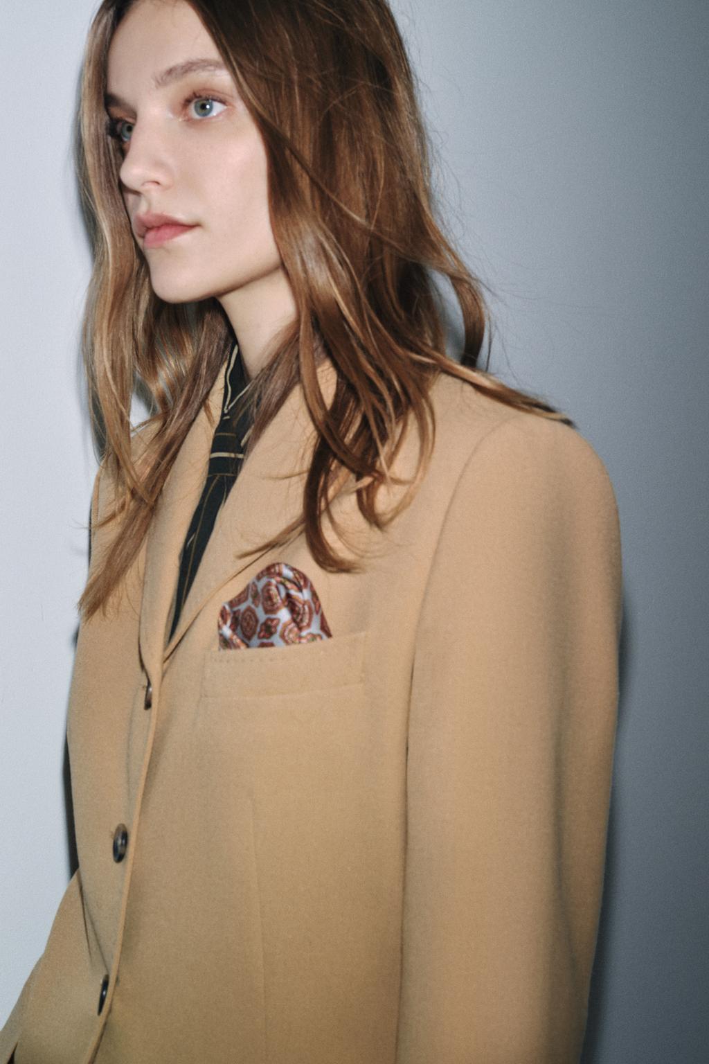 БЛЕЙЗЕР ПРИТАЛЕННОГО КРОЯ С ПЛАТКОМ — ZW COLLECTION