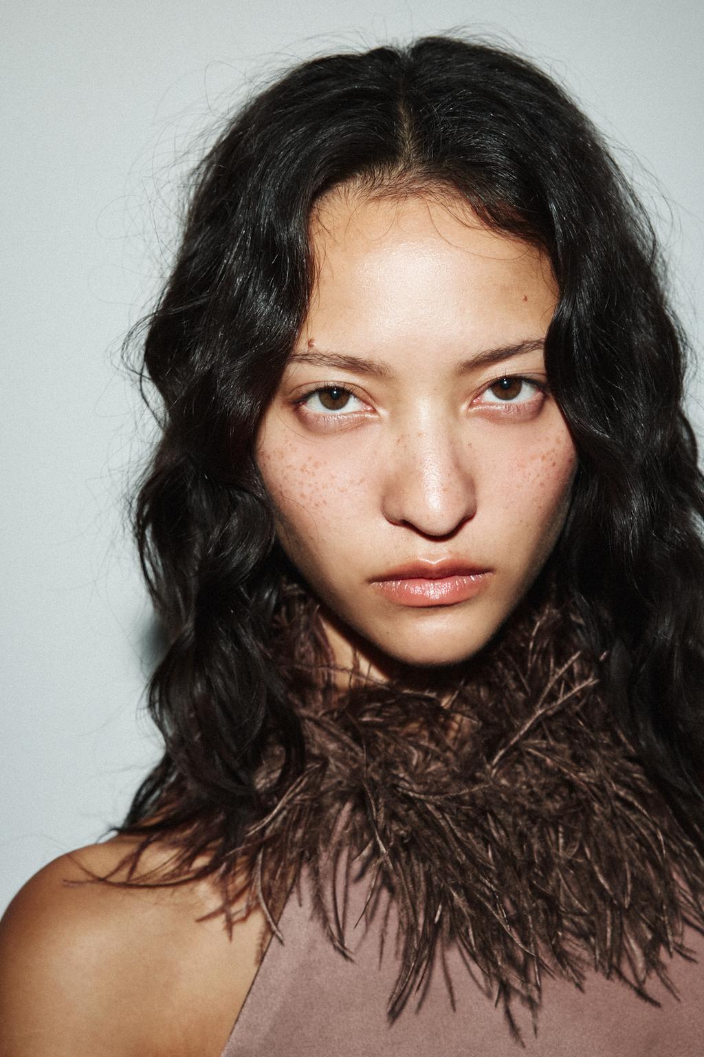 Платье-бандо с перьями