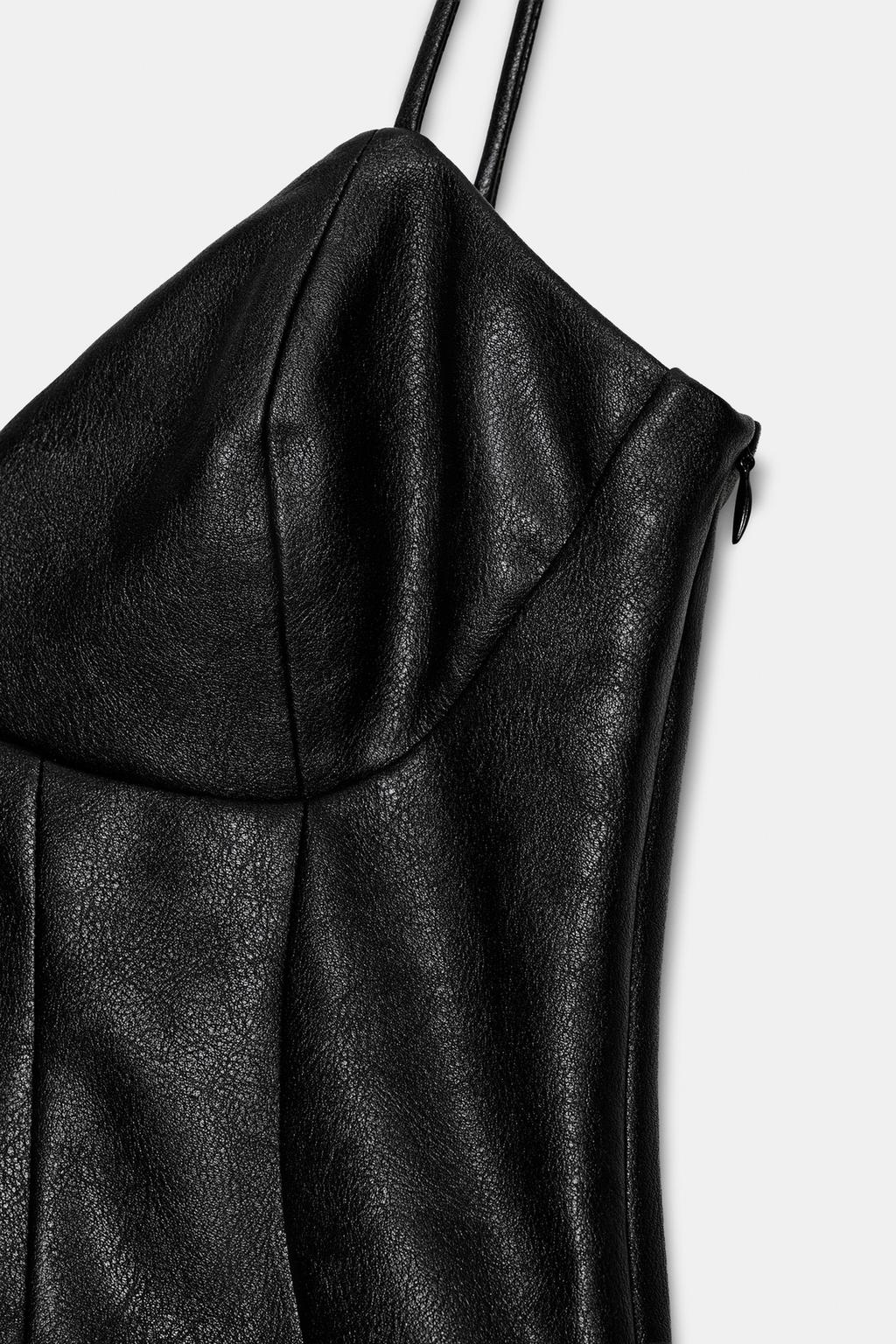 КОРОТКОЕ ПЛАТЬЕ ИЗ ИСКУССТВЕННОЙ КОЖИ С ВОЛАНАМИ