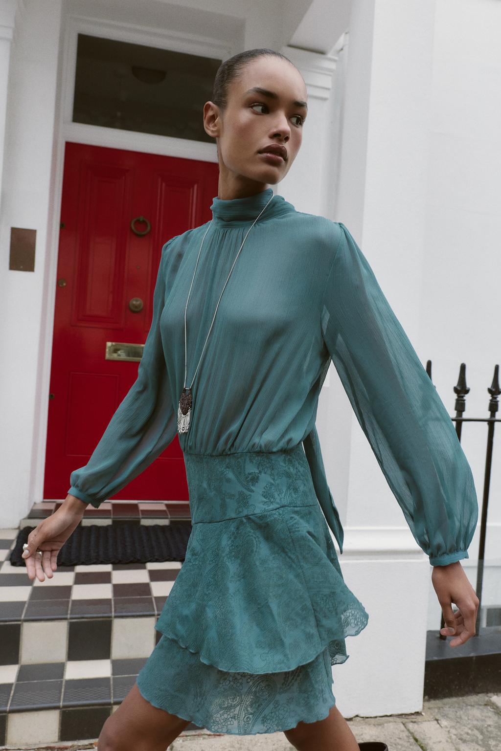 МИНИ-ПЛАТЬЕ С КОМБИНИРОВАННЫМИ ВОЛАНАМИ