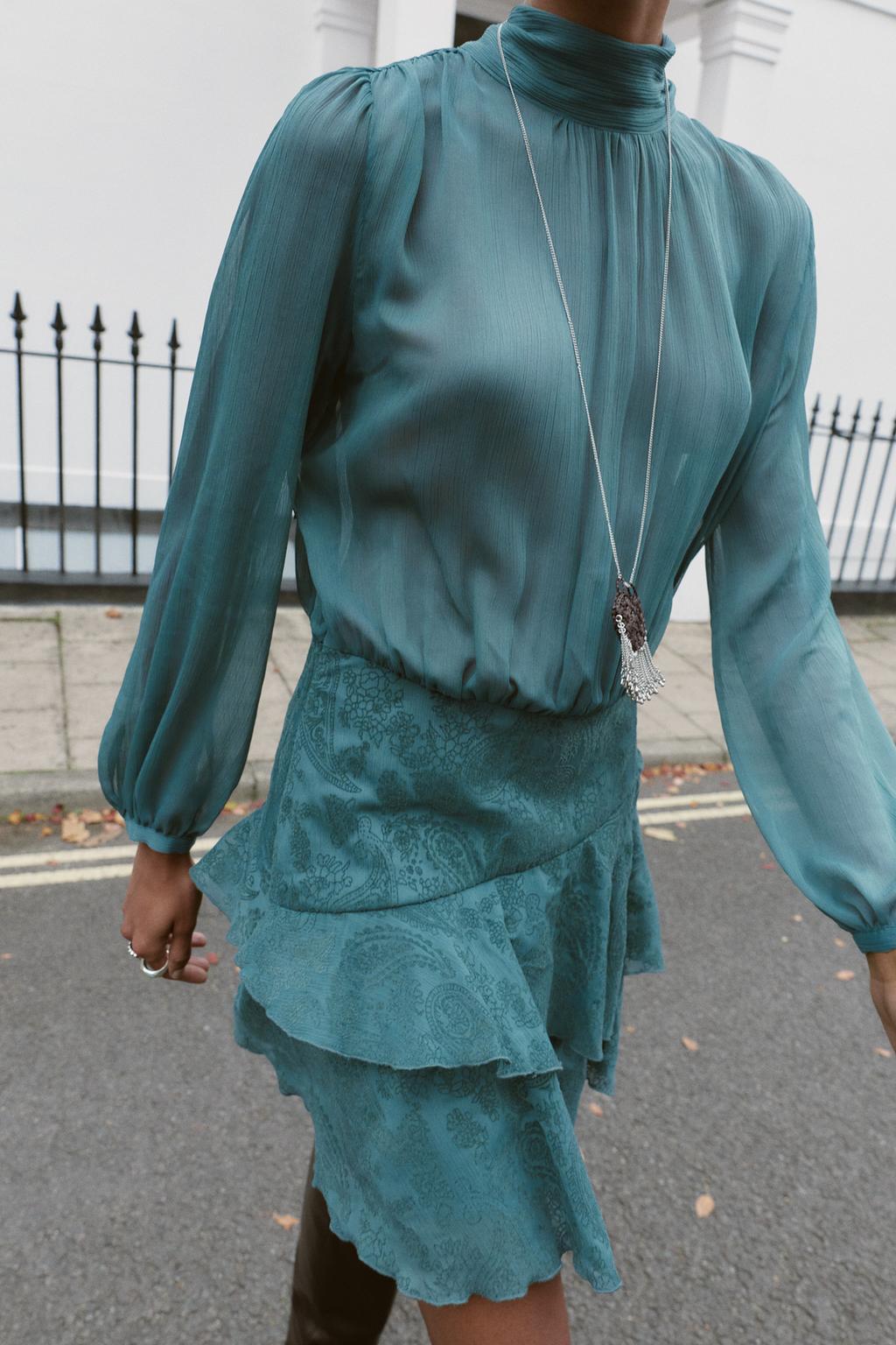 МИНИ-ПЛАТЬЕ С КОМБИНИРОВАННЫМИ ВОЛАНАМИ