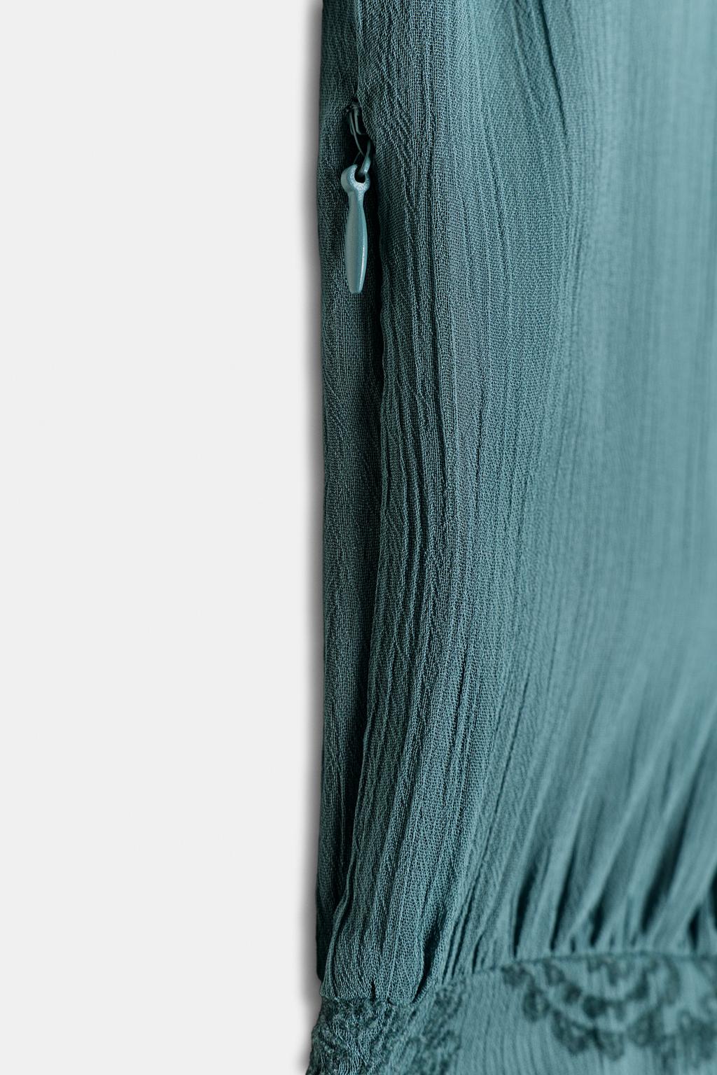 МИНИ-ПЛАТЬЕ С КОМБИНИРОВАННЫМИ ВОЛАНАМИ