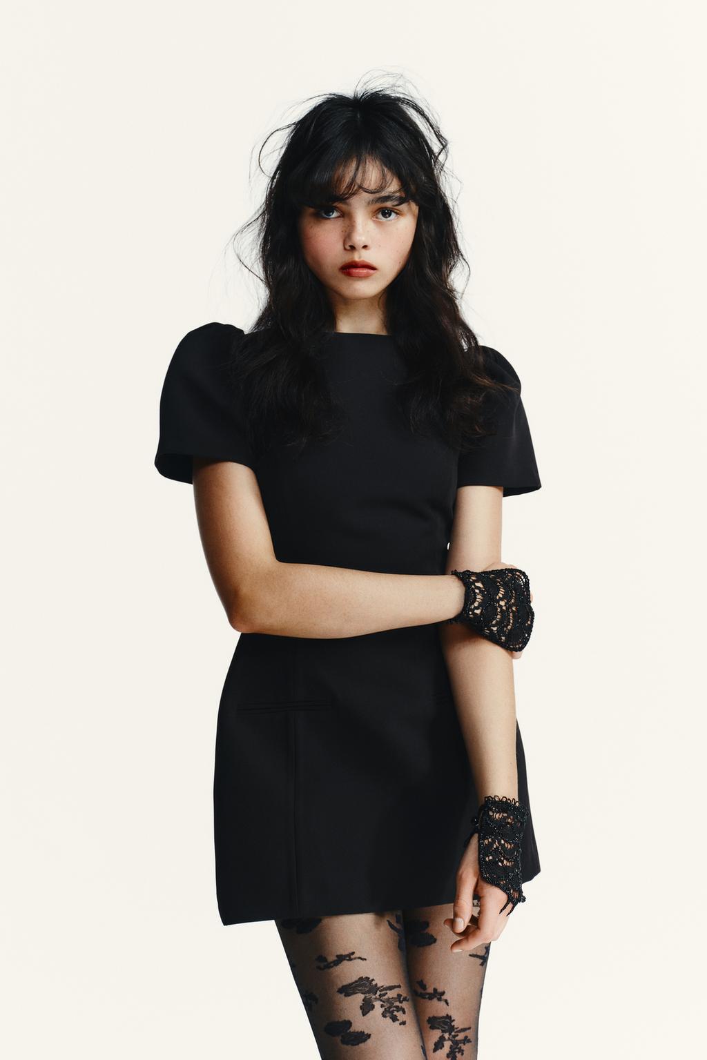 КОРОТКОЕ ПЛАТЬЕ СО СКЛАДКАМИ И КАРМАНАМИ