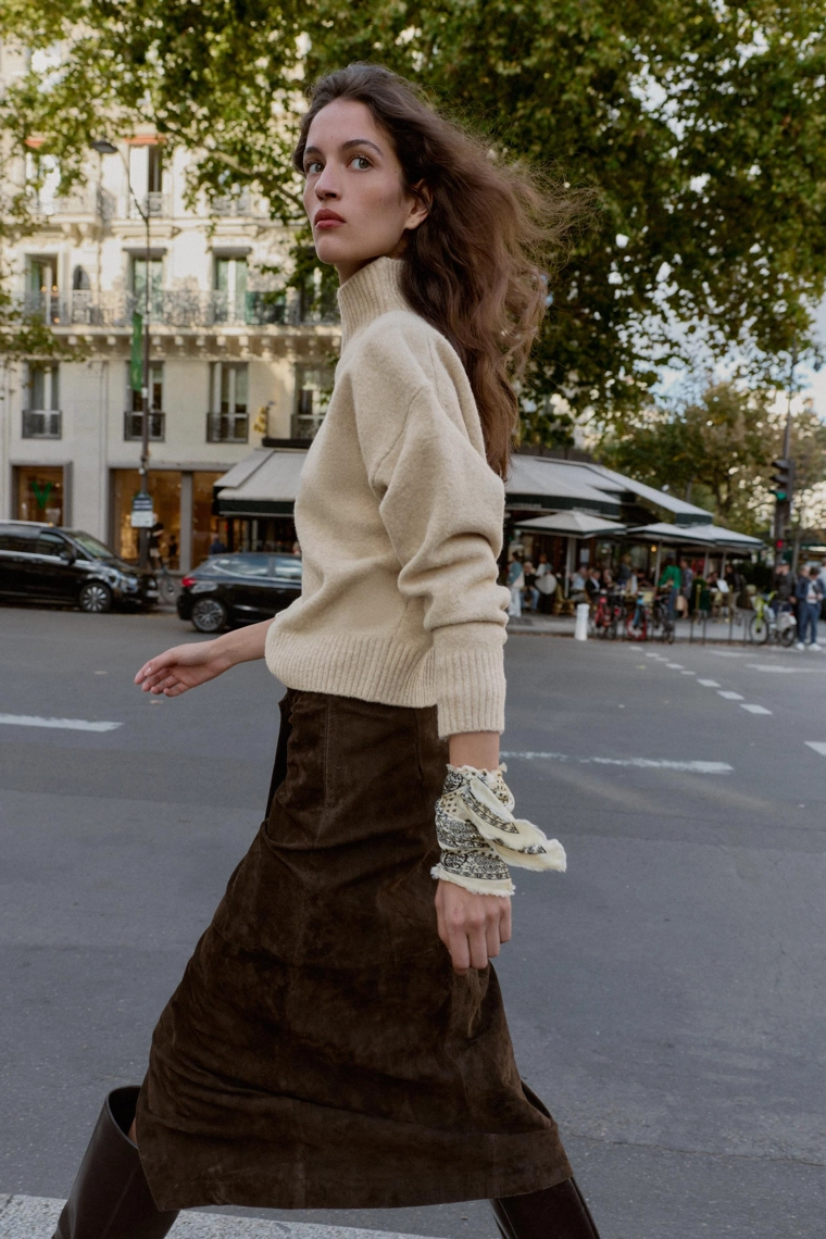 МЯГКИЙ ВЯЗАНЫЙ СВИТЕР С ВЫСОКИМ ВОРОТНИКОМ