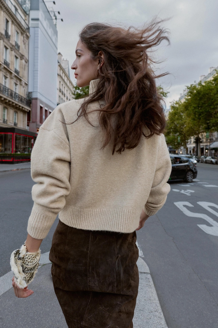 МЯГКИЙ ВЯЗАНЫЙ СВИТЕР С ВЫСОКИМ ВОРОТНИКОМ