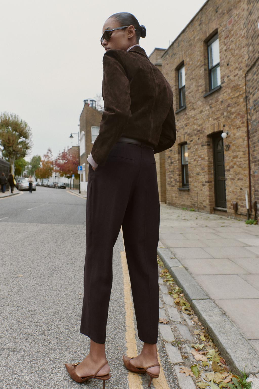 БРЮКИ С ЗАЩИПАМИ И РЕМНЕМ