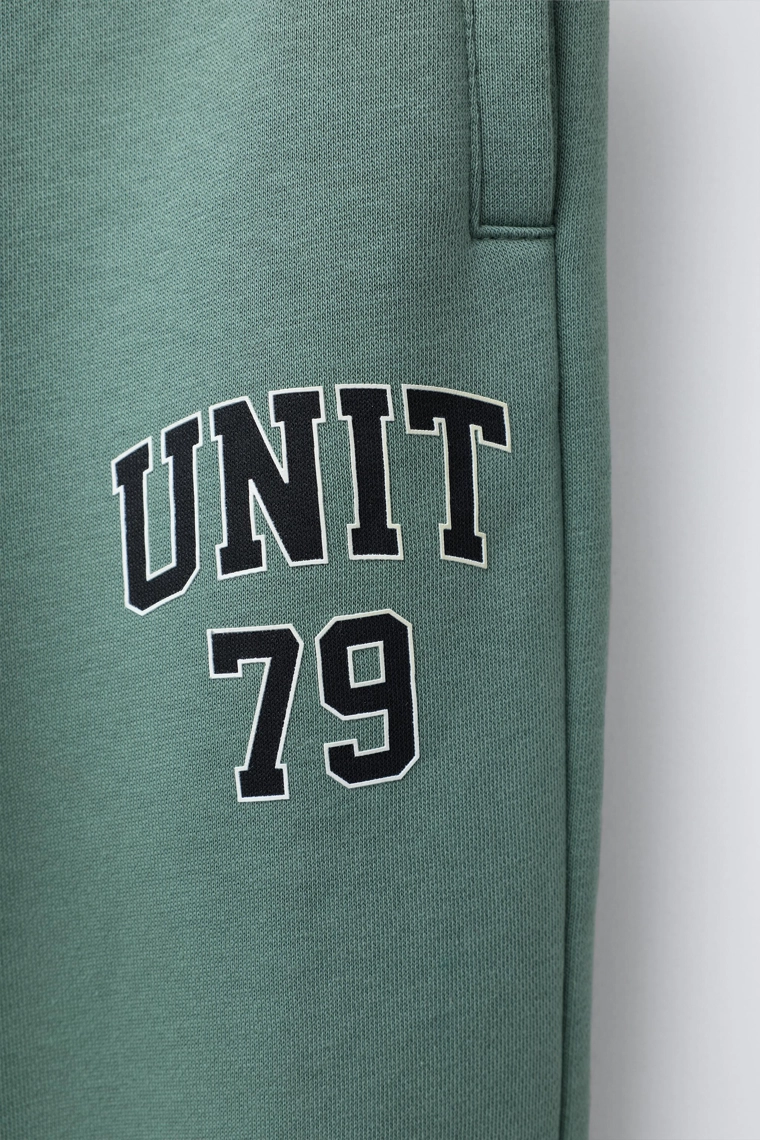 БРЮКИ-ДЖОГГЕРЫ С НАДПИСЬЮ