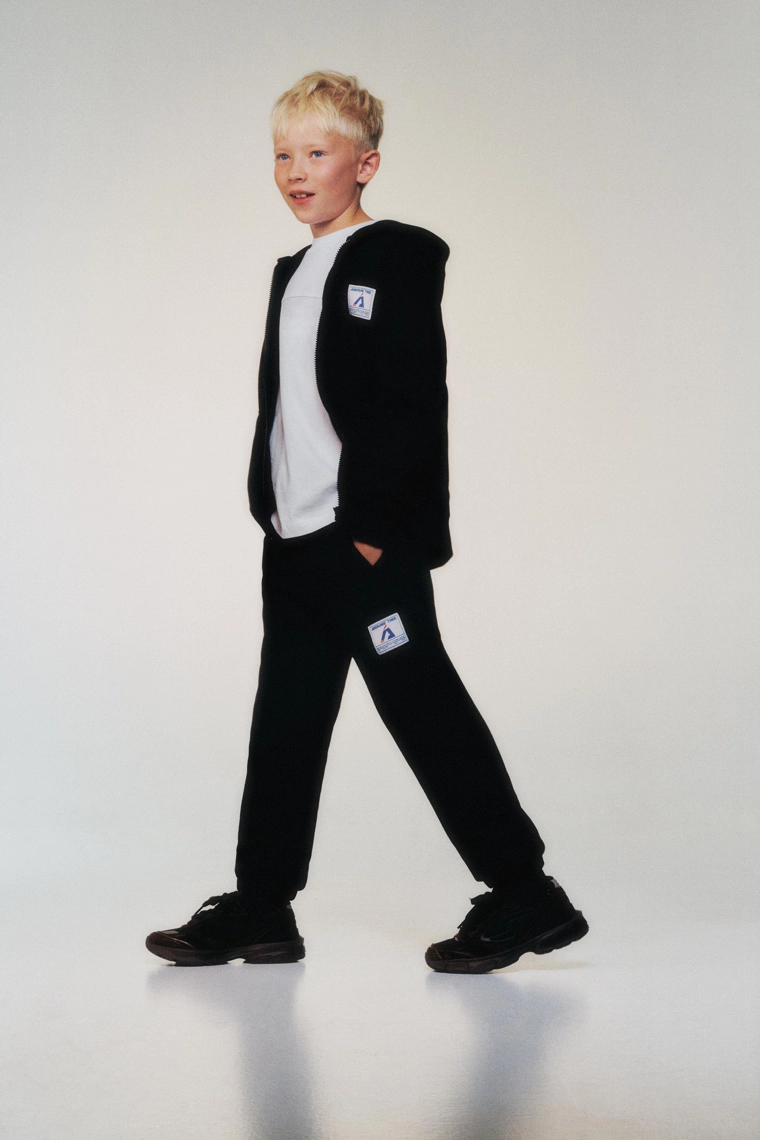 ТОЛСТОВКА НА МОЛНИИ С ЯРЛЫКОМ