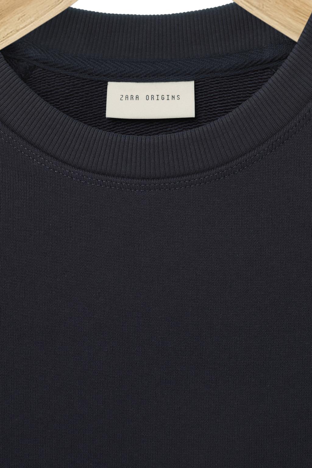 ТОЛСТОВКА СВОБОДНОГО КРОЯ С КРУГЛЫМ ВЫРЕЗОМ