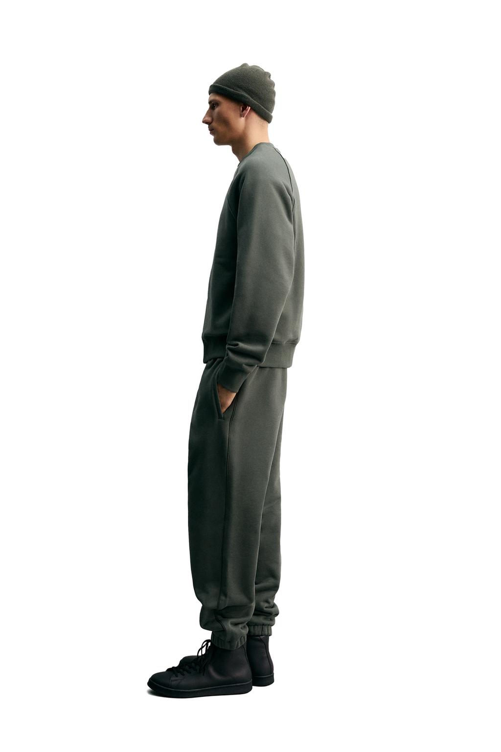 ТОЛСТОВКА СВОБОДНОГО КРОЯ С КРУГЛЫМ ВЫРЕЗОМ