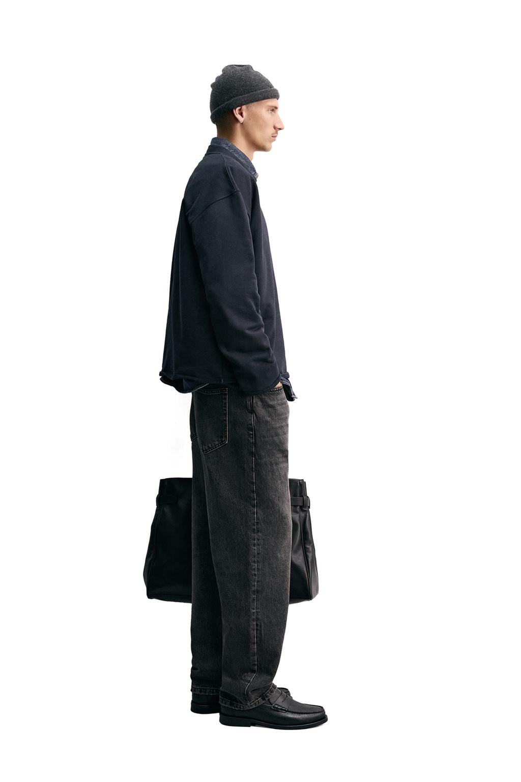 ТОЛСТОВКА С КРУГЛЫМ ВЫРЕЗОМ И НЕРОВНЫМИ КРАЯМИ