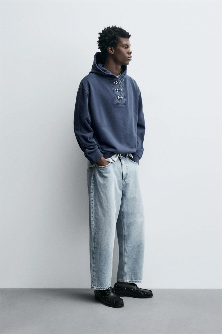 ХУДИ С КАПЮШОНОМ И НАВЕСНЫМИ ПЕТЛЯМИ