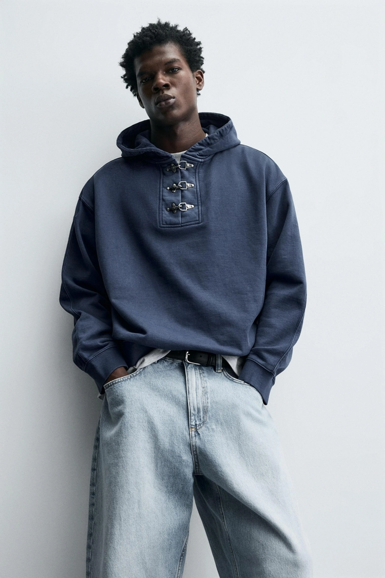 ХУДИ С КАПЮШОНОМ И НАВЕСНЫМИ ПЕТЛЯМИ