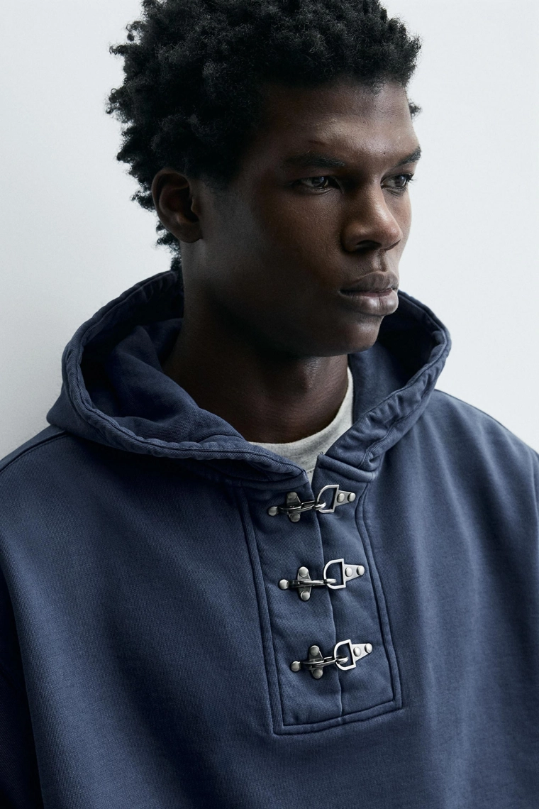 ХУДИ С КАПЮШОНОМ И НАВЕСНЫМИ ПЕТЛЯМИ