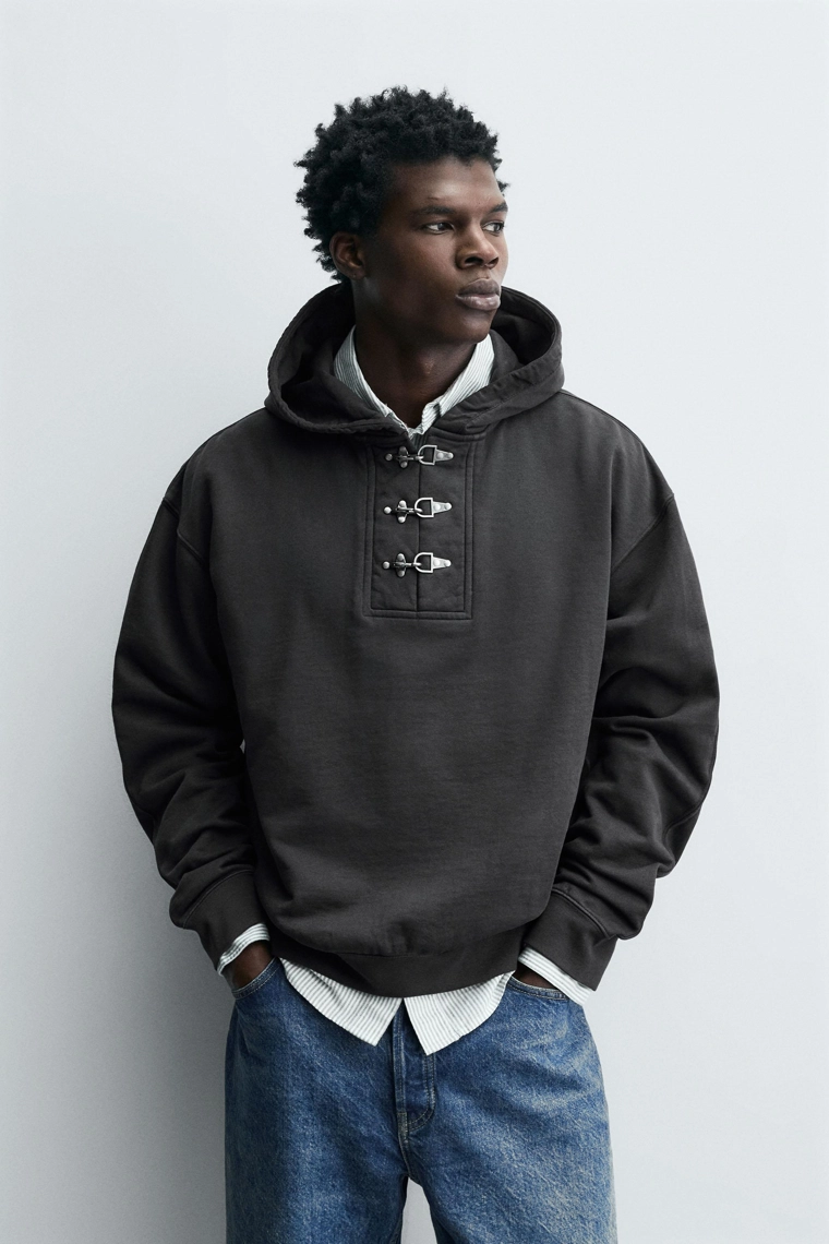 ХУДИ С КАПЮШОНОМ И НАВЕСНЫМИ ПЕТЛЯМИ