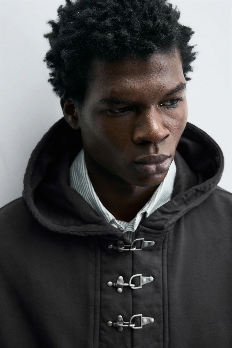 ХУДИ С КАПЮШОНОМ И НАВЕСНЫМИ ПЕТЛЯМИ