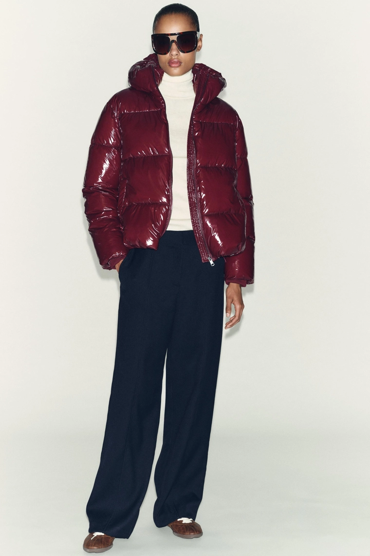 Пуховик с блестящим водоотталкивающим и ветрозащитным эффектом