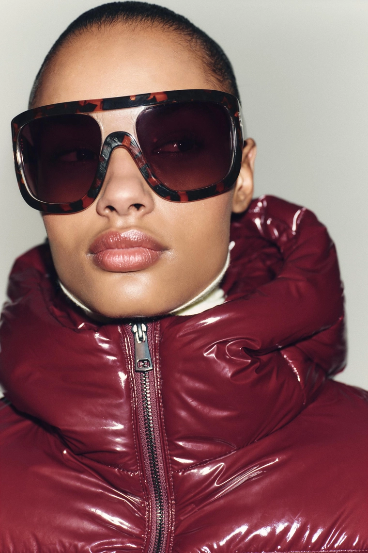 Пуховик с блестящим водоотталкивающим и ветрозащитным эффектом