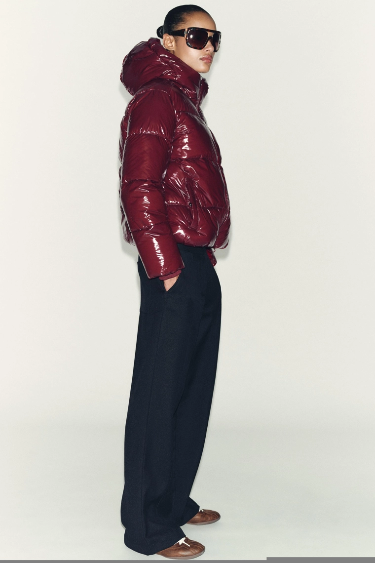 Пуховик с блестящим водоотталкивающим и ветрозащитным эффектом