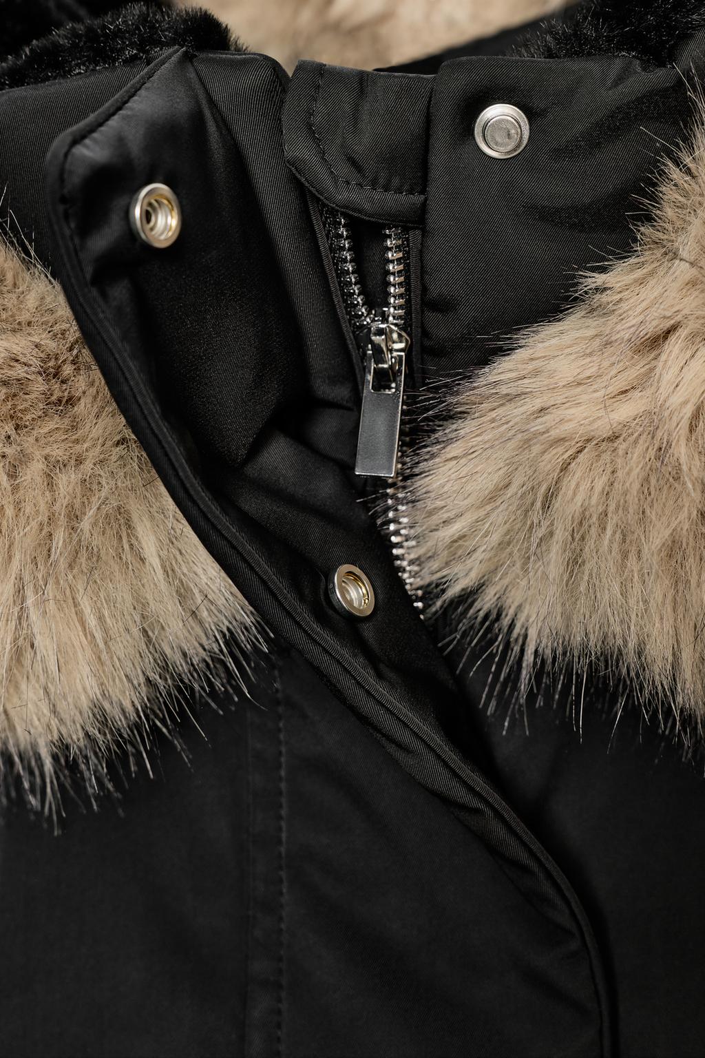 СТЕГАНАЯ КУРТКА С КАПЮШОНОМ С МЕХОВОЙ ОТДЕЛКОЙ, ВОДО- И ВЕТРОЗАЩИТНАЯ