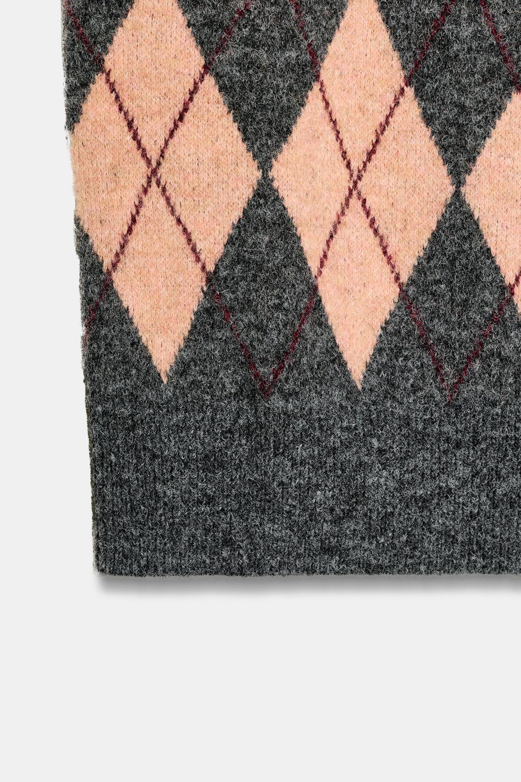 ТРИКОТАЖНЫЙ ЖИЛЕТ С УЗОРОМ «РОМБЫ»