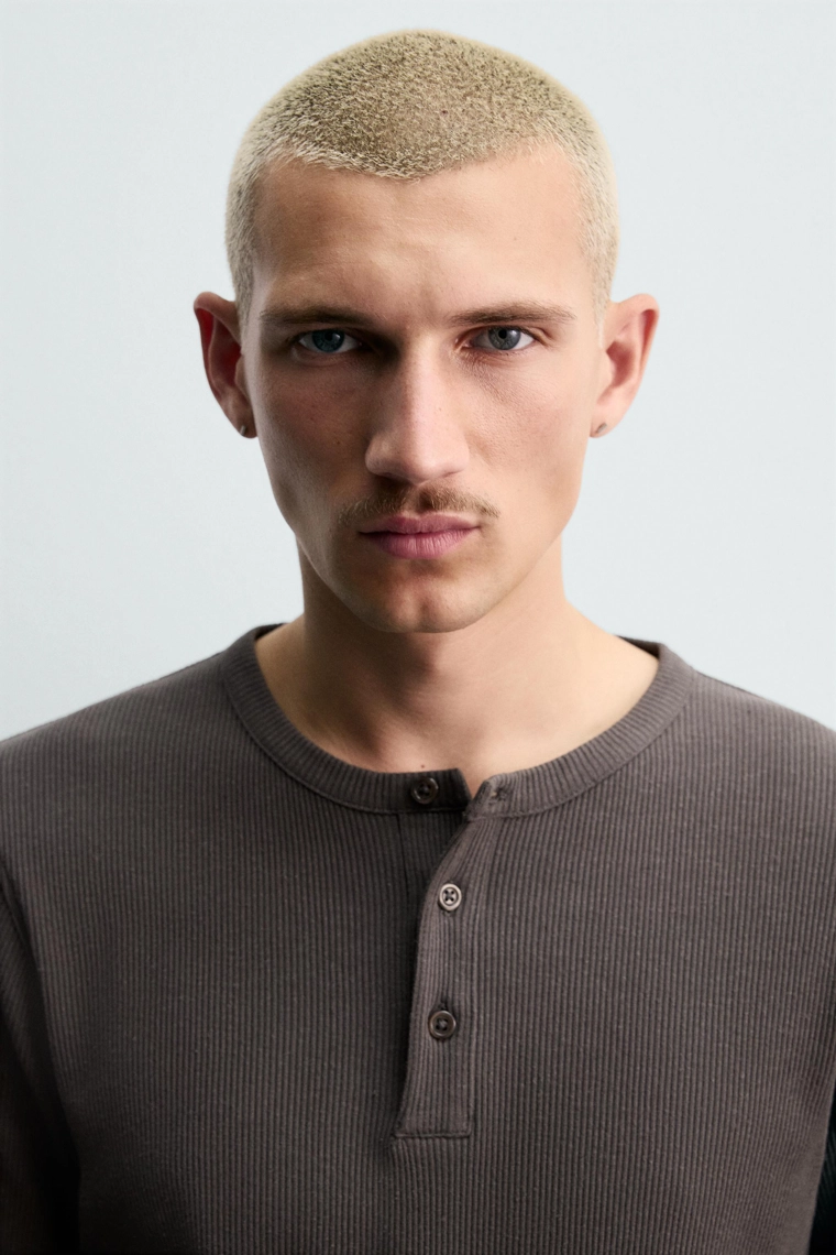 ФУТБОЛКА ИЗ ХЛОПКА И КОНОПЛИ С ВОРОТНИКОМ НА ПУГОВИЦАХ