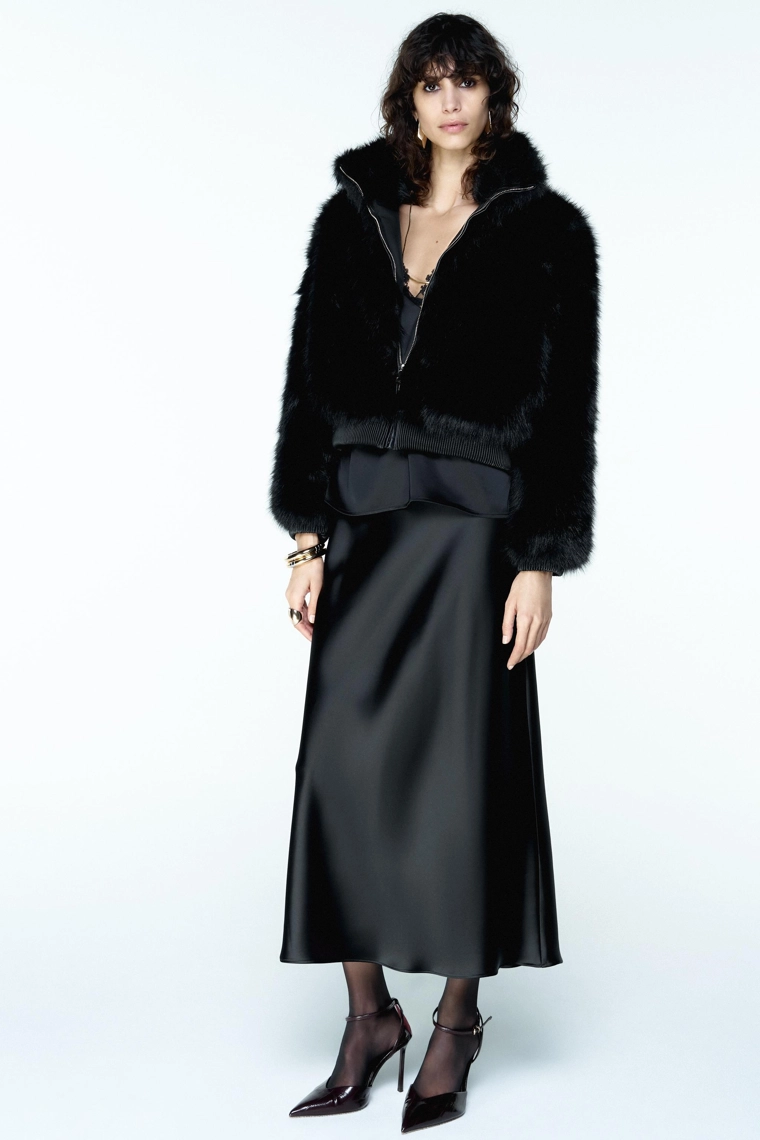 Короткое пальто из искусственного меха с высоким воротником