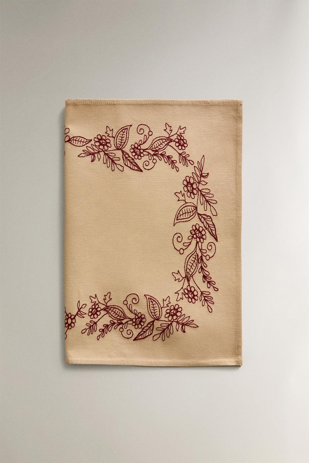 Рождественский подстаканник с вышитыми ветками