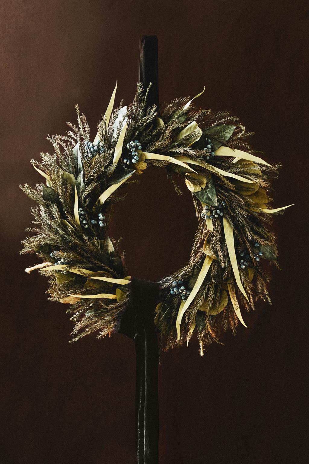 Рождественский венок украшение с листьями и ягодами