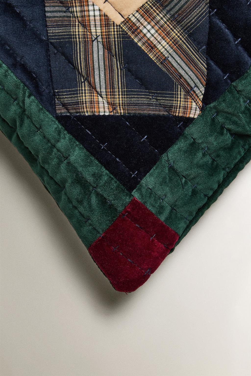 Чехол для подушки с нашивками креста