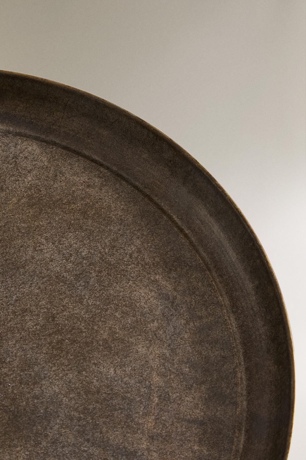 Круглый металлический поднос