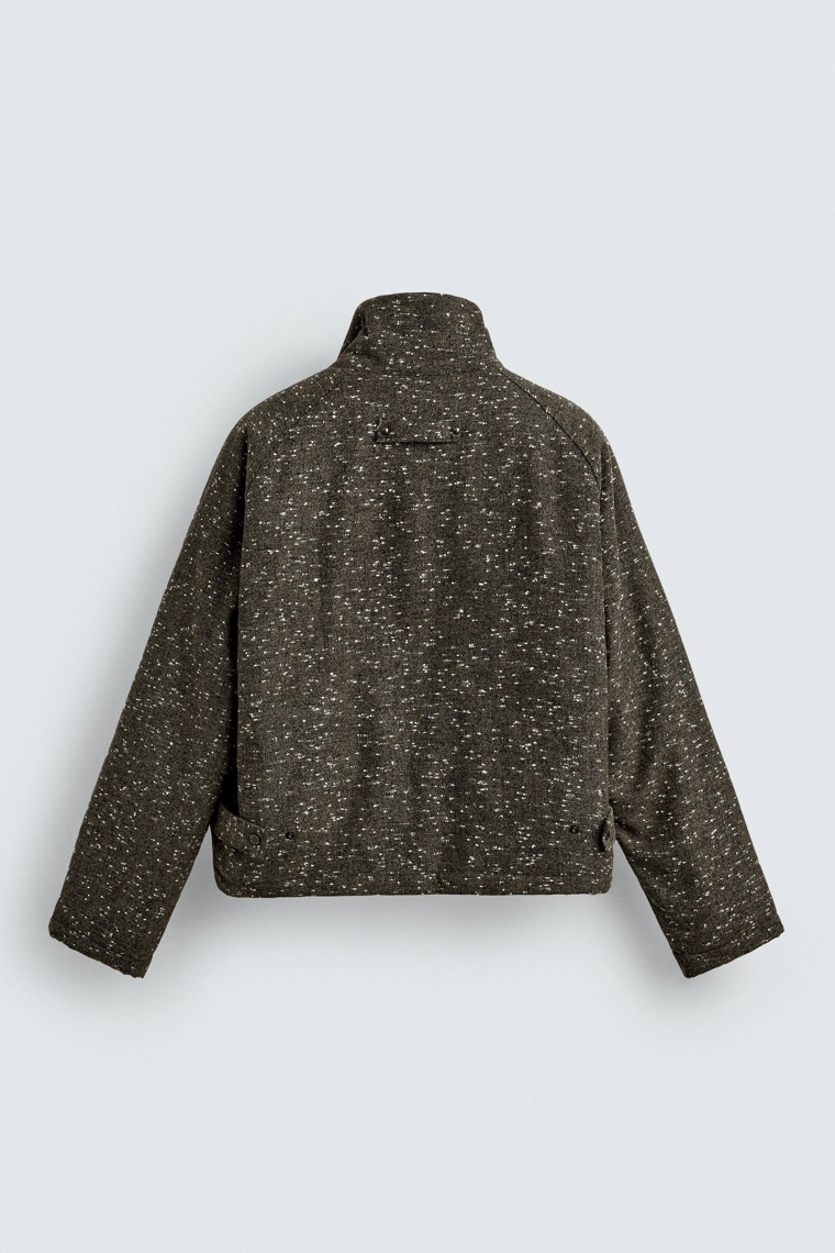 КУРТКА ИЗ ТКАНИ В ЕЛОЧКУ С РЕЛЬЕФНЫМ УЗОРОМ