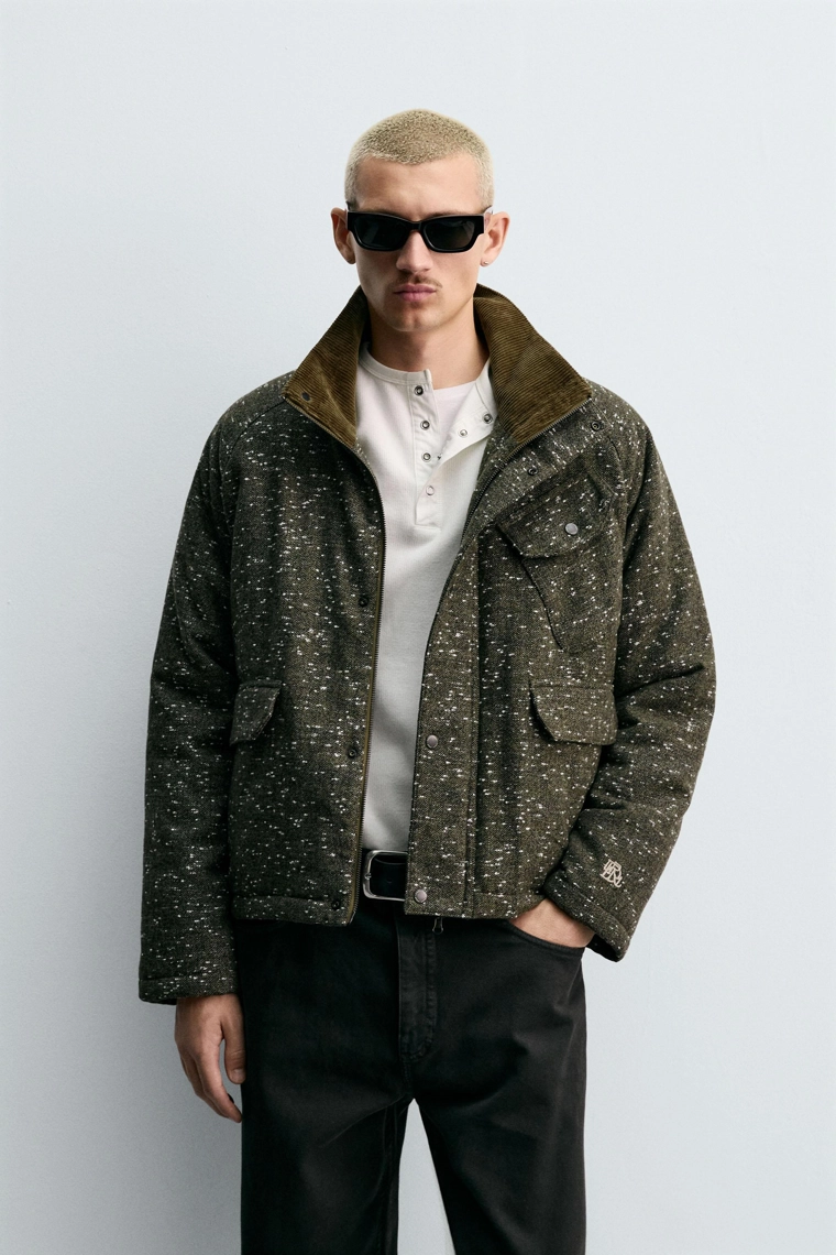 КУРТКА ИЗ ТКАНИ В ЕЛОЧКУ С РЕЛЬЕФНЫМ УЗОРОМ