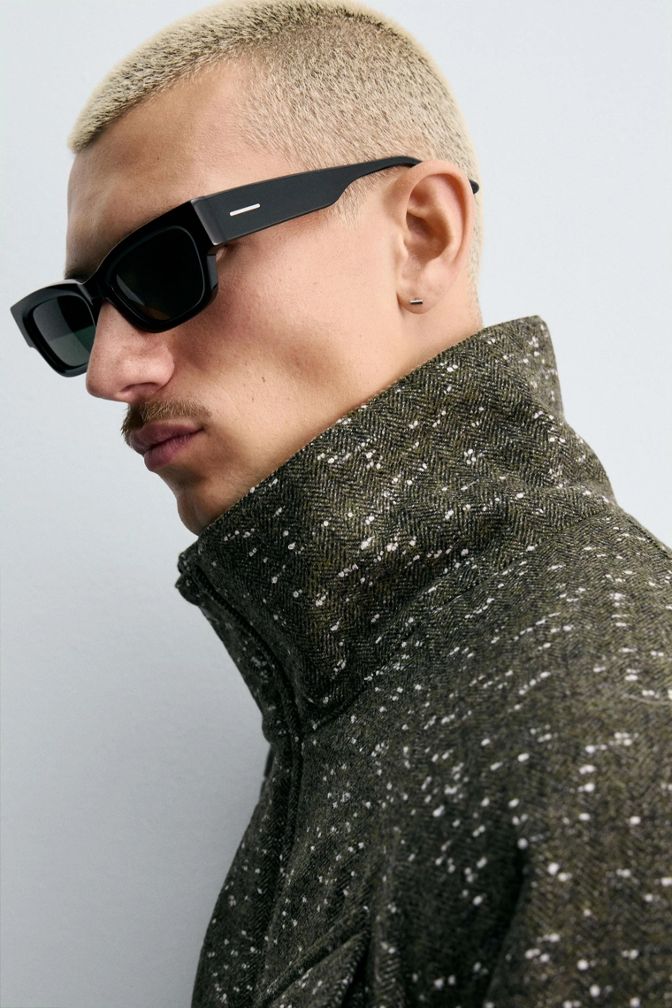 КУРТКА ИЗ ТКАНИ В ЕЛОЧКУ С РЕЛЬЕФНЫМ УЗОРОМ