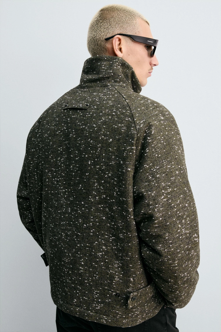 КУРТКА ИЗ ТКАНИ В ЕЛОЧКУ С РЕЛЬЕФНЫМ УЗОРОМ