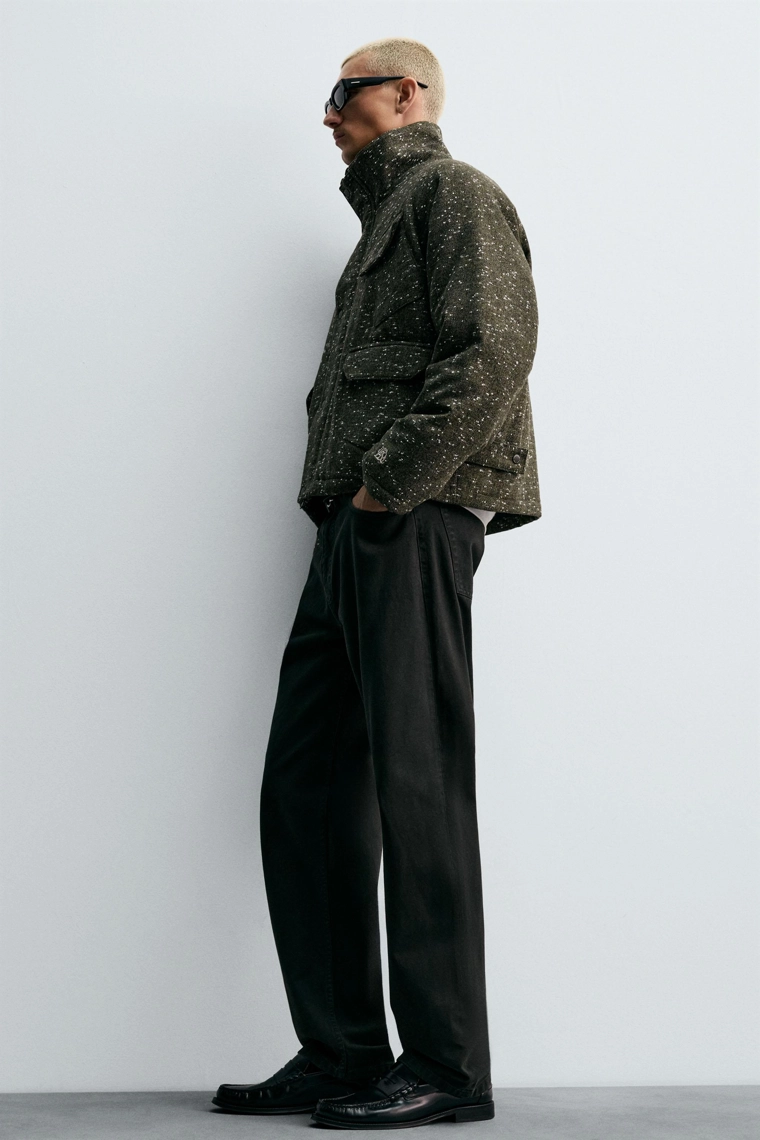 КУРТКА ИЗ ТКАНИ В ЕЛОЧКУ С РЕЛЬЕФНЫМ УЗОРОМ