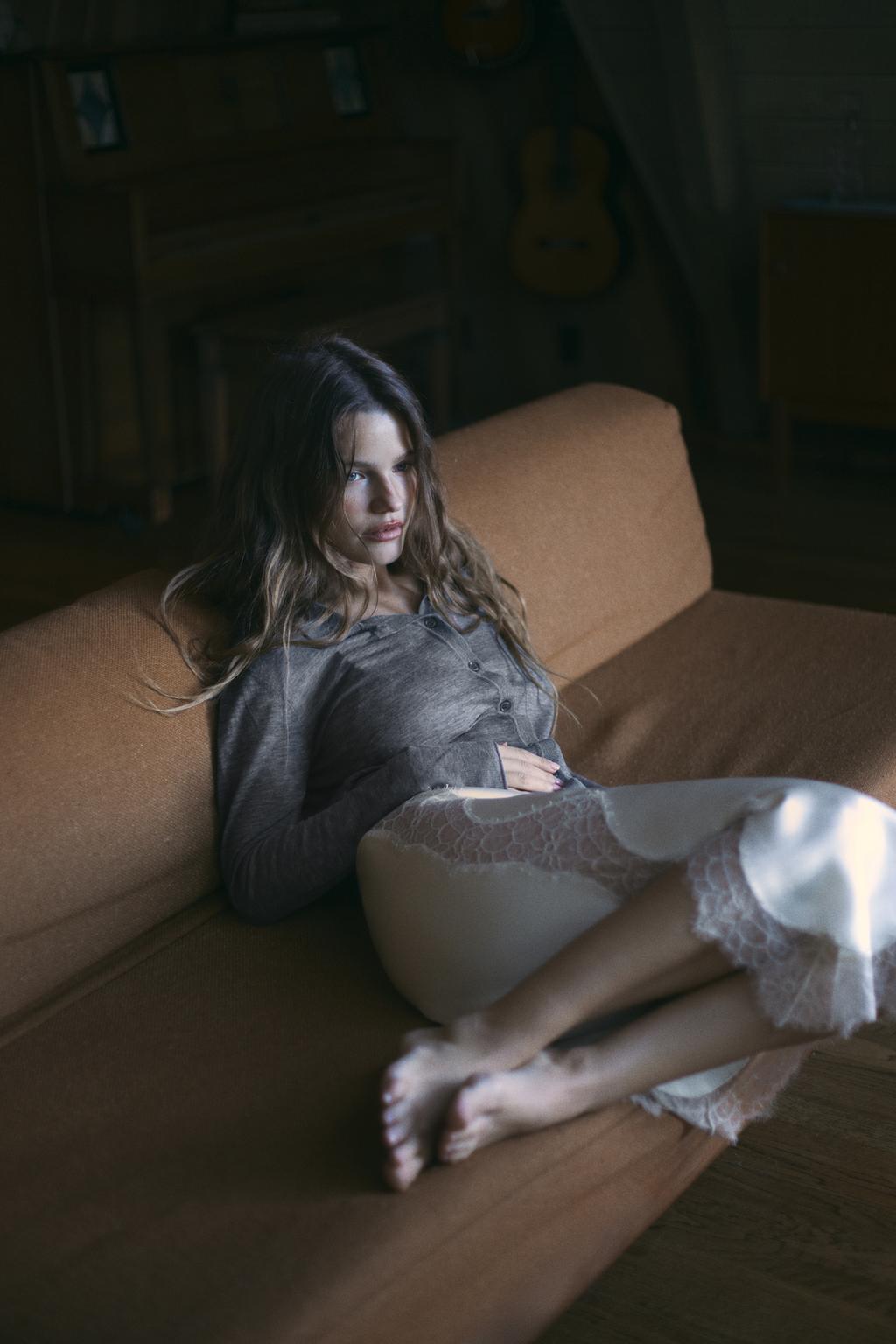 АТЛАСНАЯ ЮБКА С КРУЖЕВОМ