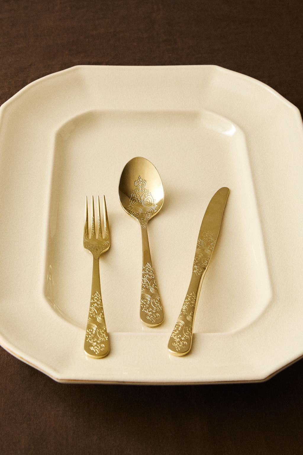 Набор столовых приборов с рельефными деталями