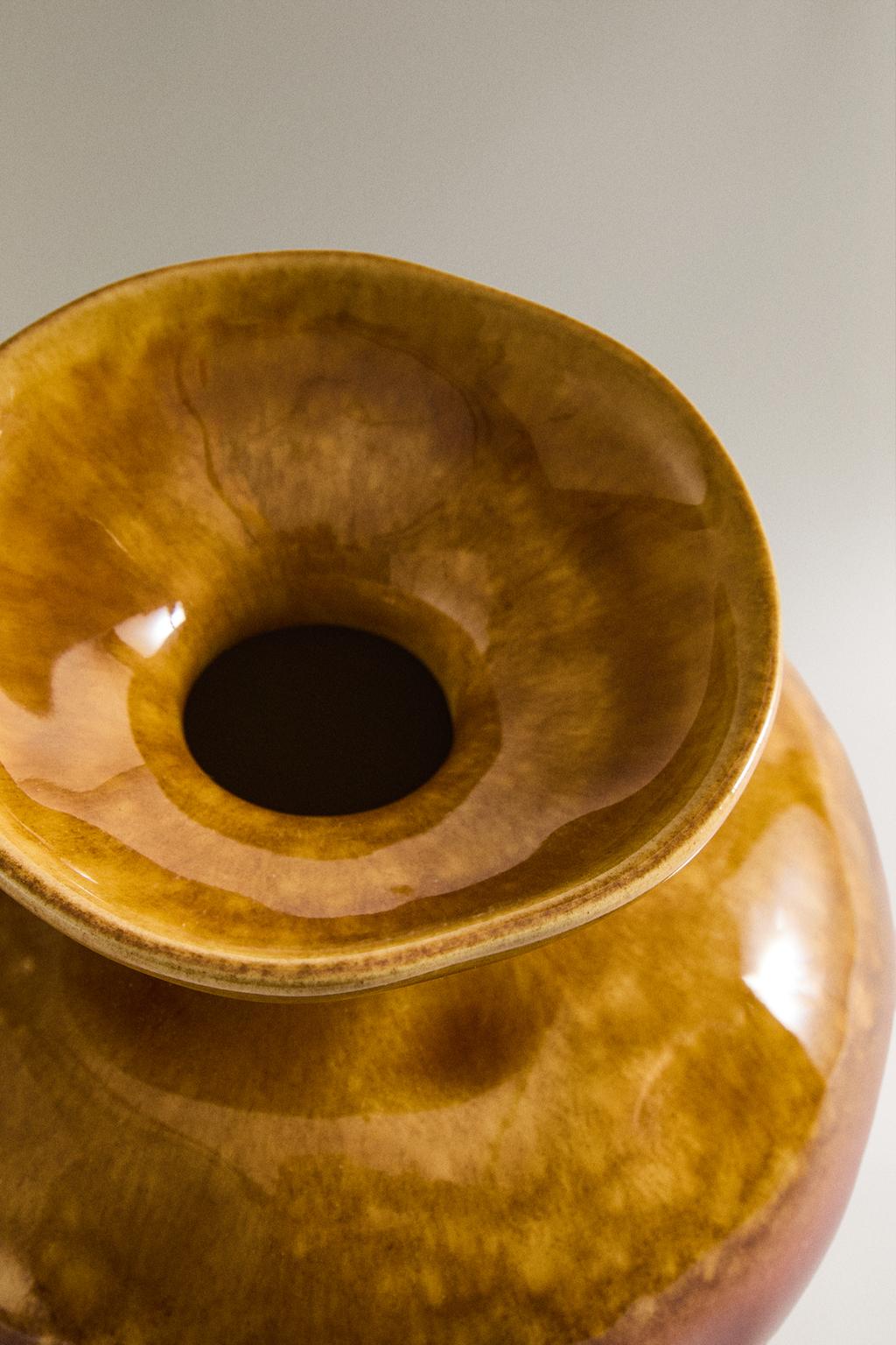 Широкая цветная керамическая ваза