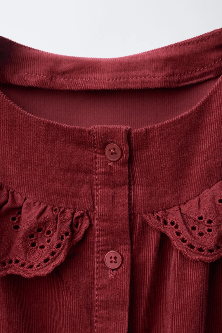 ПЛАТЬЕ ИЗ МИКРОВЕЛЬВЕТА С ВОЛАНАМИ И ВЫШИВКОЙ ШИФФЛИ