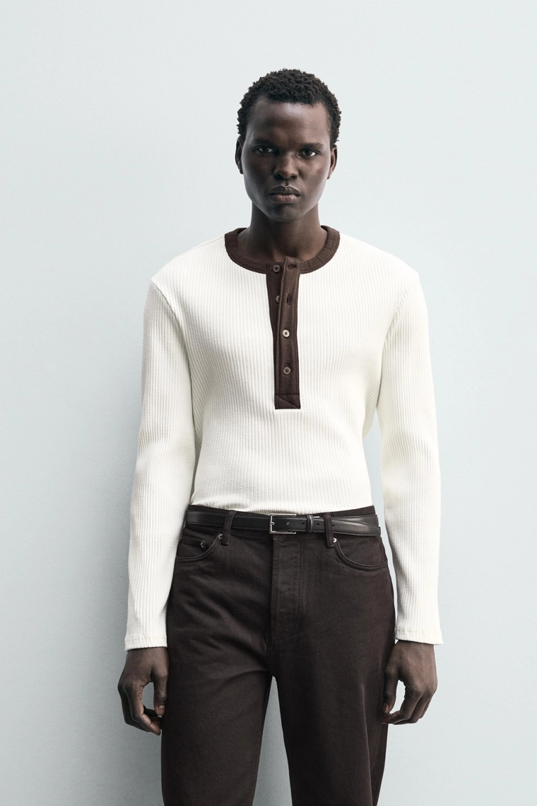 ФУТБОЛКА В РУБЧИК С КОНТРАСТНЫМ ВОРОТНИКОМ